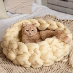 Round cat bed, natural wool bed, gift for cat, crochet cat bed, chunky cat mat, handmade small pet bed, washable cat bed, custom pet mat