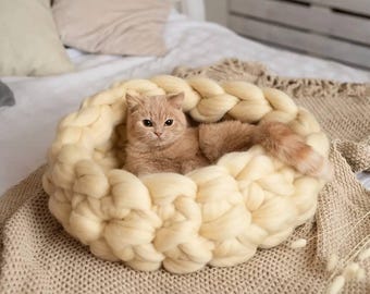 Round cat bed, natural wool bed, gift for cat, crochet cat bed, chunky cat mat, handmade small pet bed, washable cat bed, custom pet mat
