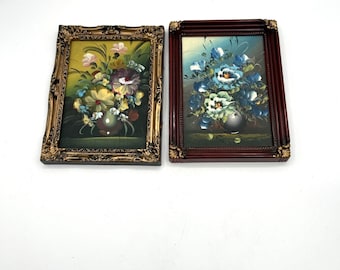 Juego de 2 cuadros pequeños con detalles florales y marcos dorados y rojos, estilo vintage y cottagecore.