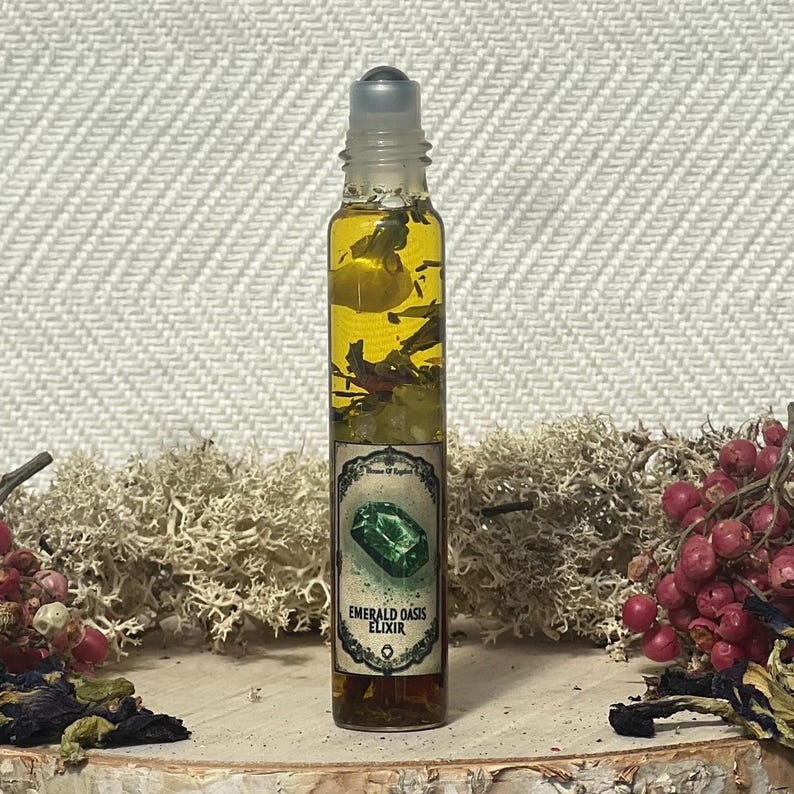 Pode incluir: Uma garrafa de vidro transparente com um topo de rolamento cheio de um l&iacute;quido amarelo e ervas verdes. A garrafa tem um r&oacute;tulo que diz "Elixir de Oasis Esmeralda".