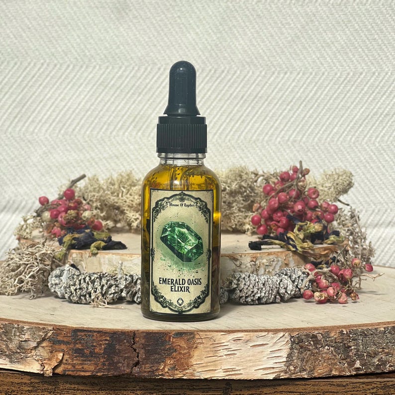 Pode incluir: Um pequeno frasco de vidro com um conta-gotas no topo cheio de um l&iacute;quido dourado. O frasco tem um r&oacute;tulo que diz "Elixir de Oasis Esmeralda" e apresenta uma ilustra&ccedil;&atilde;o de uma gema verde.
