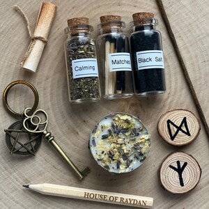 Sort d'apaisement • Rituel d'apaisement • Soulagement de l'anxiété • Cadeaux de sorcellerie • Cartes de tarot • Runes • Apothicaire • Bougies magiques • Cristaux • Wicca • image 3