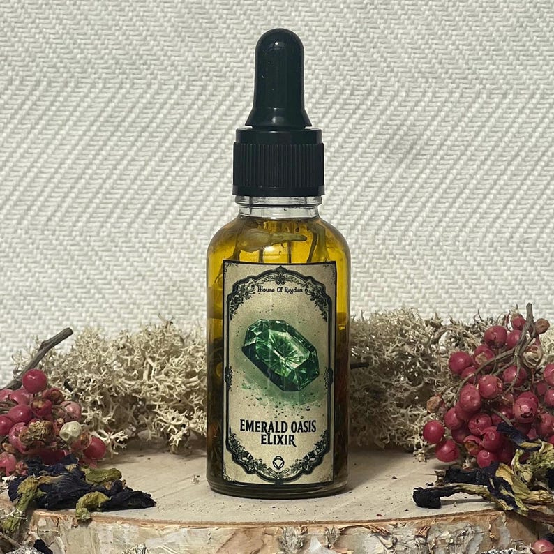 Pode incluir: Uma garrafa de vidro com conta-gotas cheia de um l&iacute;quido verde. O r&oacute;tulo diz "Emerald Oasis Elixir" e apresenta uma ilustra&ccedil;&atilde;o de uma gema verde.