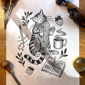 Le confort des créatures Linogravure en relief d'un chat avec du café et un livre image 1
