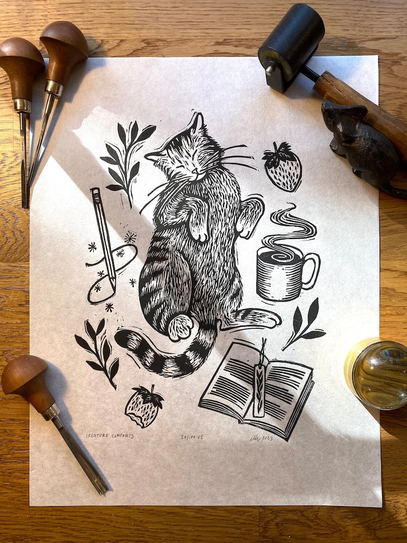 Le confort des créatures Linogravure en relief d'un chat avec du café et un livre image 1