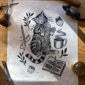 Le confort des créatures Linogravure en relief d'un chat avec du café et un livre Natural Chiri