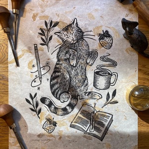 Le confort des créatures Linogravure en relief d'un chat avec du café et un livre image 5