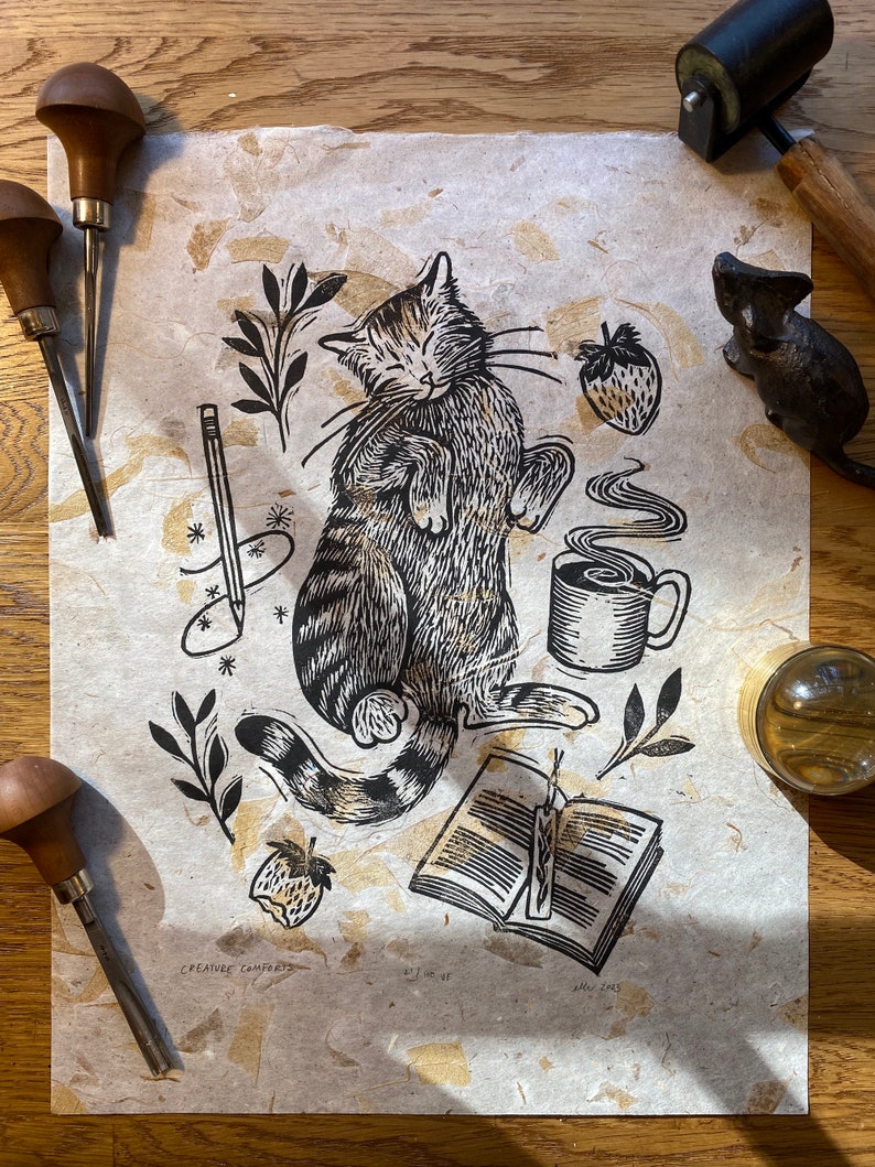 Le confort des créatures Linogravure en relief d'un chat avec du café et un livre image 5