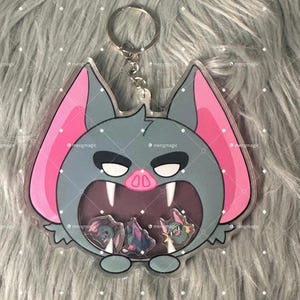 ¡Llavero acrílico ÉPICO Sonar Shaker de 10 cm! Squishy con purpurina de Monstruo Murciélago Despacho • Charm kawaii con colmillos • Imprescindible para mochilas gamer
