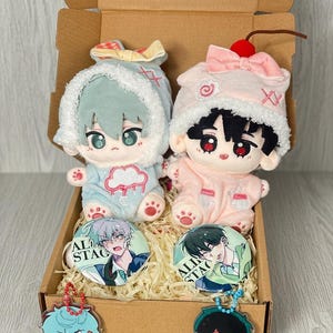 Alien Stage Ivan & Till 10cm Gift Set,Blue and Pink Outfit,Keychains,Badges