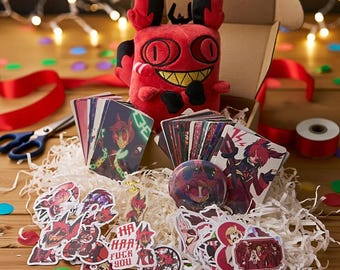 Hazbin Hotel – Conjunto de Pelúcia, Broche, Chaveiro, Cartão, Adesivo e Caixa de Presente do Alastor