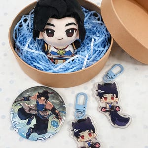Wuyang-geïnspireerde OW2-cadeauset met pluche knuffel van 10 cm, badge en sleutelhanger.