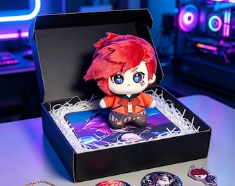 Conjunto de presente inspirado na Vi, incluindo boneca de pelúcia de 10 cm, broches, colar, chaveiro e mouse pad.