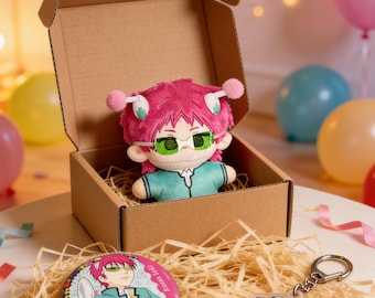 Um presente reconfortante para fãs, inspirado em Saiki K: pelúcia, chaveiro e broche de esmalte.