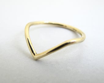 Anneau de point - 18k Yellow Gold Chevron Peak et Valley Minimalist Triangle Stackable Ring