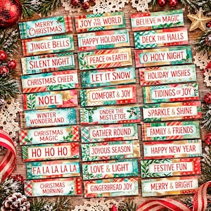 Può includere: Una collezione di etichette rettangolari in carta con frasi festive natalizie tra cui Merry Christmas, Joy to the World, Believe in Magic, Jingle Bells, Happy Holidays, Deck the Halls, Silent Night, Peace on Earth e O Holy Night.