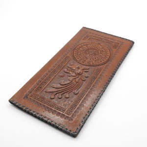 Cartera grande vintage de cuero genuino de Aerovias Guest SA de los años 60, hecha a mano, con grabados y símbolos indios en relieve del calendario del Imperio Maya
