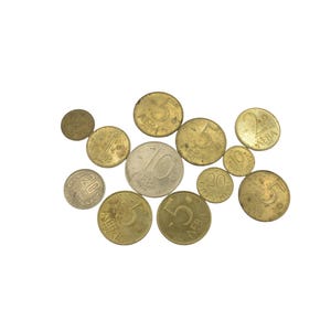 Puede incluir: Una colección de monedas búlgaras antiguas, incluyendo denominaciones de 1, 2, 5, 10 y 20, en varios tamaños y tonos dorados y plateados. Las monedas están dispuestas sobre un fondo blanco.