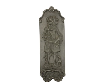 Placa de pared vintage de metal fundido: figura de noble del siglo XVII con cartela «1687» (Alemania, mediados del siglo XX)