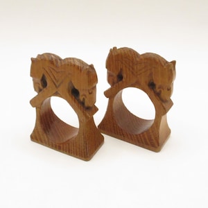 Paar Set mit zwei geschnitzten Holz Serviettenringe Halter Hand Made Vintage Tischdekoration Esszimmer Servierzubehör Einzigartiges Designerstück aus Holz