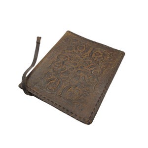 Funda de libro de cuero repujado vintage, funda de revista, carpeta de cuero genuino, cartera, trabajo artesanal hecho a mano, decoración rústica para el hogar