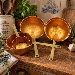 Ensemble d'ustensiles de cuisine vintage français en cuivre avec poignées en laiton, années 1960 | Décoration murale 4 pièces : passoires et casseroles | Décoration rustique de style ferme