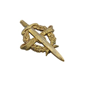 Vintage francuska odznaka wojskowa: mosiężny miecz i przypinka do wieńca - Honneur et Patrie