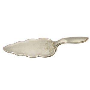 Può includere: Un servizio per torta in argento con un manico decorativo e un bordo smerlato.