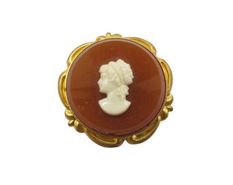 Broche camée en verre moulé | Épinglette de profil néo-classique | Cabochon rouge ambré vintage des années 1950 | Bijoux de collection à monture dorée