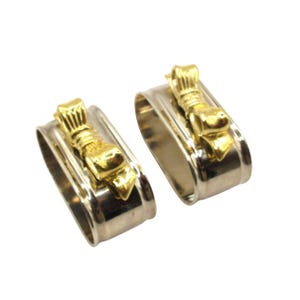 Ein Paar versilberte Serviettenringe 1970er Jahre Vintage Servieren Serviettenhalter mit goldfarbenen Bändern Oval geformte feste Tischdekoration 2er-Set