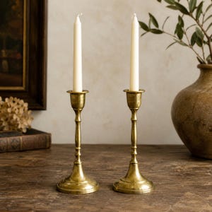 Paar Vintage-Kerzenständer aus Messing | Indische, handgravierte Kerzenhalter für Spitzkerzen | Shabby Chic im Mid-Century-Stil | Kleines, gedrechseltes Geschirr