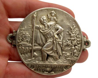 Antyczna, srebrzona, mosiężna tabliczka z wizerunkiem św. Krzysztofa | Niemiecka odznaka na deskę rozdzielczą samochodu | Katolicki medal ochrony podróżnych z lat 30. XX wieku