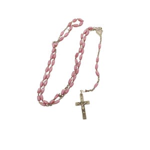 Puede incluir: Un juego de tres tazas de cerámica con un acabado moteado y mate. Las tazas son de color crema, gris claro y gris oscuro. Cada taza tiene un diseño simple y minimalista.