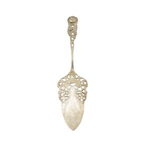 Peut inclure: Une pelle à gâteau argentée avec un design ajouré orné. La poignée présente un motif floral décoratif et un dessus détaillé. La lame de service a un motif gravé délicat. Un ustensile de service de style vintage.