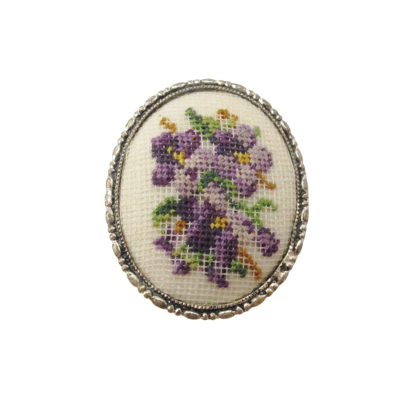 英アンティーク 刺繍 花柄 ブローチ ピン ブロカント プチポワン ヴィンテージ プチポワン ブローチ：刺繍入りバイオレット フローラル