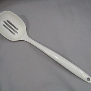 Vintage White Melamine Ware Melmac Cuchara para servir ranurada