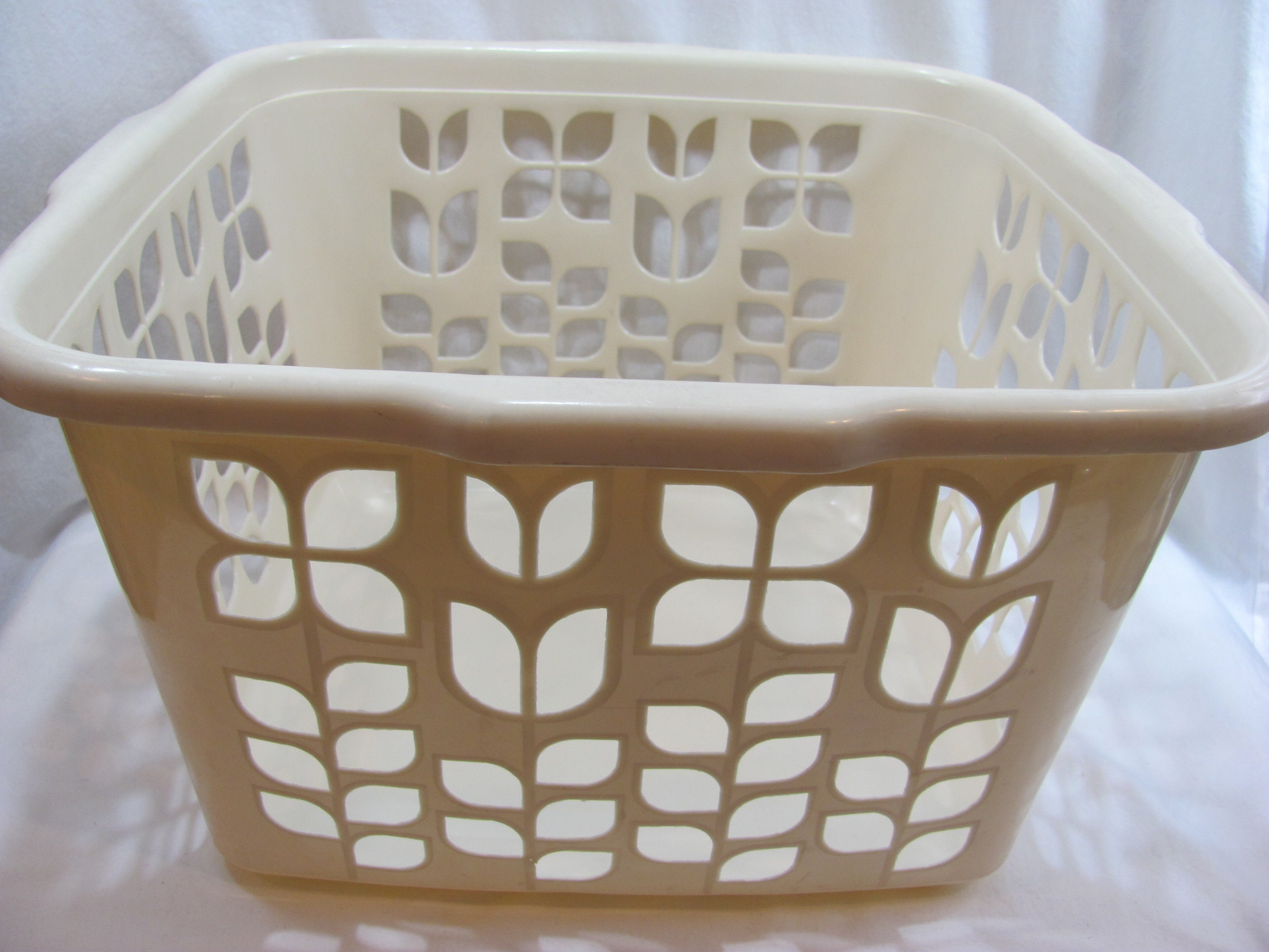 Vintage Rubbermaid Square Ivory Almond Plastic Laundry Basket