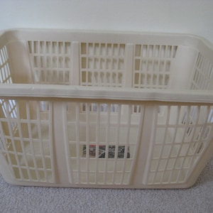 Vintage Rubbermaid Ivory Plastic Laundry Basket Hamper #2965