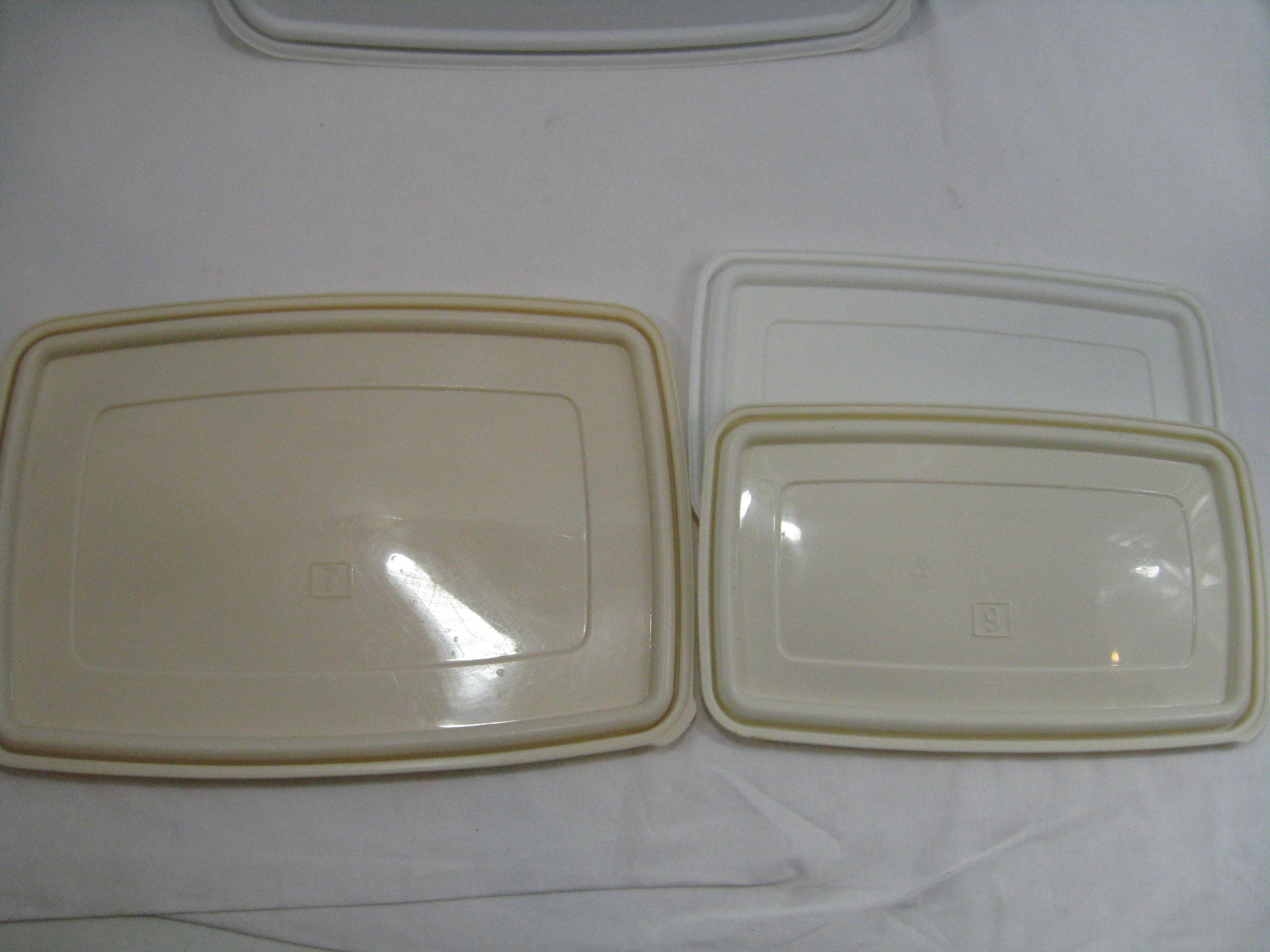 2 Rubbermaid Servin Saver Small Round Containers Almond Lids #0 1/2 Cups  Vintage