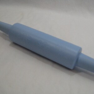 Puede incluir: Un rodillo de plástico azul claro.