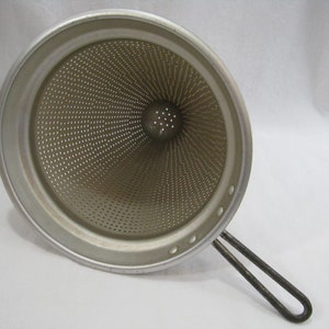 vintage Wear Ever Aluminium Cone Sieve Passoire Passoire 3341 1/2 image 1