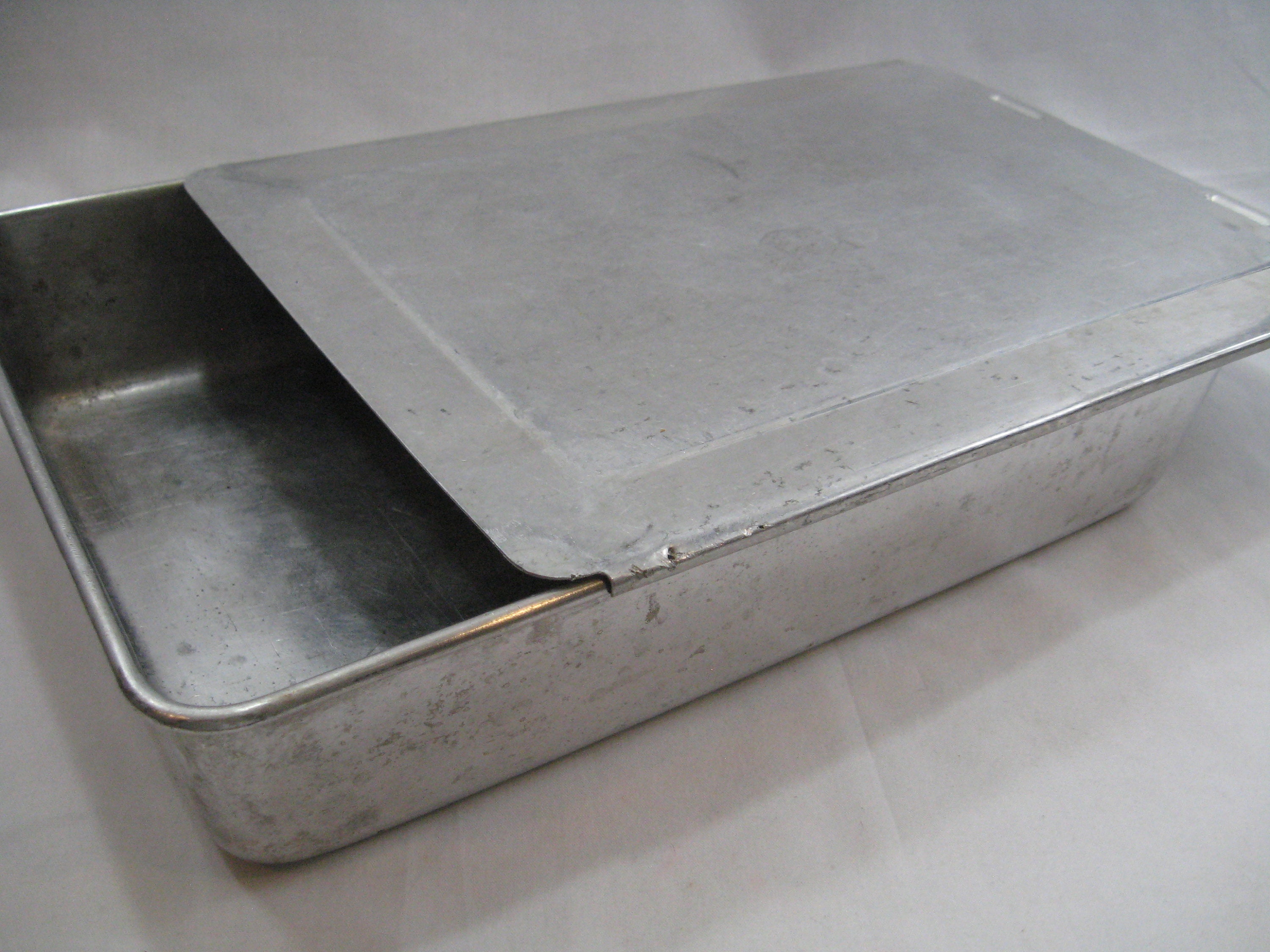Vintage Mirro 13x 9x 2 5/8 Aluminum Cake Baking Pan with Lid