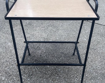 Mesita auxiliar pequeña vintage de malla metálica negra con estante superior de Formica.