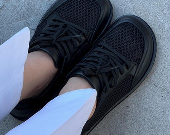 Zapatos planos minimalistas para mujer: Malla negra y piel, horma ancha