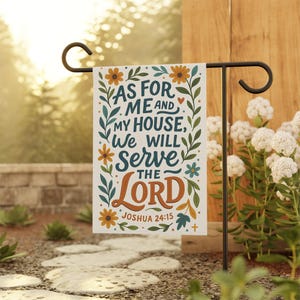 Peut inclure: Un drapeau de jardin rectangulaire avec le texte "AS FOR ME AND MY HOUSE, WE WILL SERVE THE LORD" en vert, orange et marron. Le drapeau est orné de motifs floraux et de feuilles, avec la référence biblique Josué 24:15.