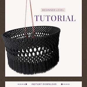 Puede incluir: Una pantalla de lámpara de macramé negra con ribete de flecos. La pantalla de la lámpara está colgada de un cordón marrón. La imagen incluye el texto "NIVEL INICIADO TUTORIAL" y "DESCARGA INSTANTÁNEA".