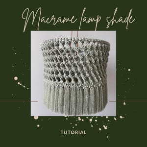 以下が含まれることがあります： 緑色のフリンジトリムが付いたマクラメ製のランプシェード。画像には「Macrame lamp shade」と「TUTORIAL」のテキストが含まれています。