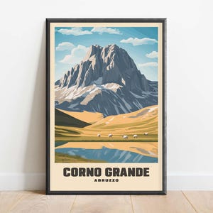 Könnte beinhalten: Ein Vintage-Reiseposter mit einer farbenfrohen Illustration des Corno Grande, einem Berg in der Region Abruzzen in Italien. Das Poster zeigt einen blauen Himmel mit weißen Wolken, ein grünes Tal und einen See, der den Berg widerspiegelt.