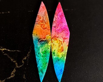 Kolczyki z tęczowego skamieniałego korzenia palmy: para kamieni szlachetnych: agat i malachit