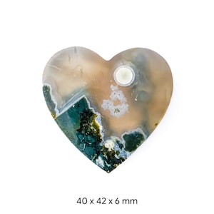 Op de afbeelding: Hartvormige agaatsteen met groene, bruine en witte tinten. De steen meet 40 x 42 x 6 mm. De natuurlijke patronen lijken op een landschap. Geschikt voor het maken van sieraden of als decoratief item.
